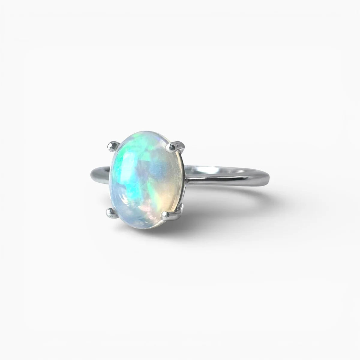 Vue de profil de la bague opale montrant la finesse de l'anneau et le sertissage délicat de la pierre.