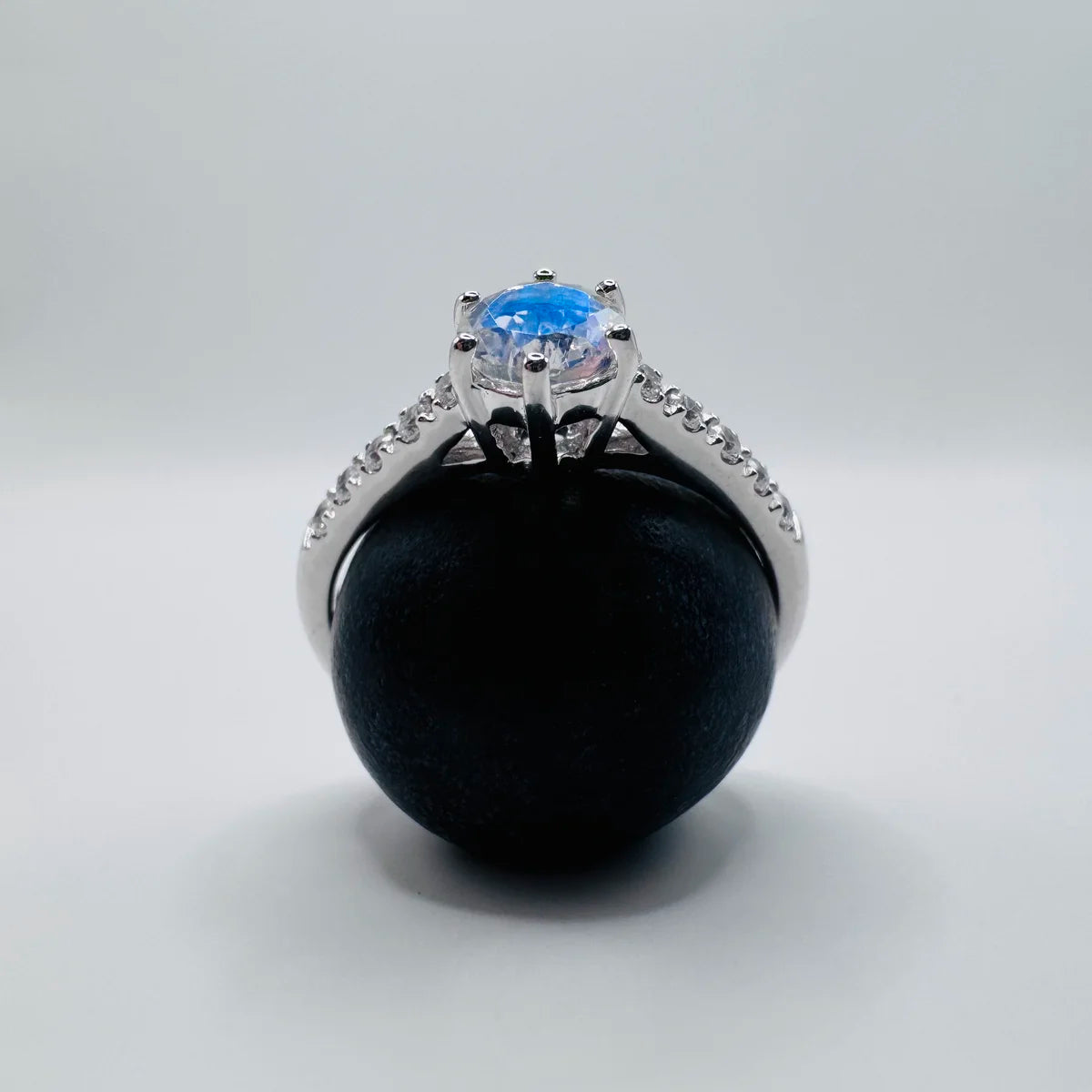Zoom sur l'adularescence bleue d'une Pierre de Lune sur bague solitaire Séléne Céleste.