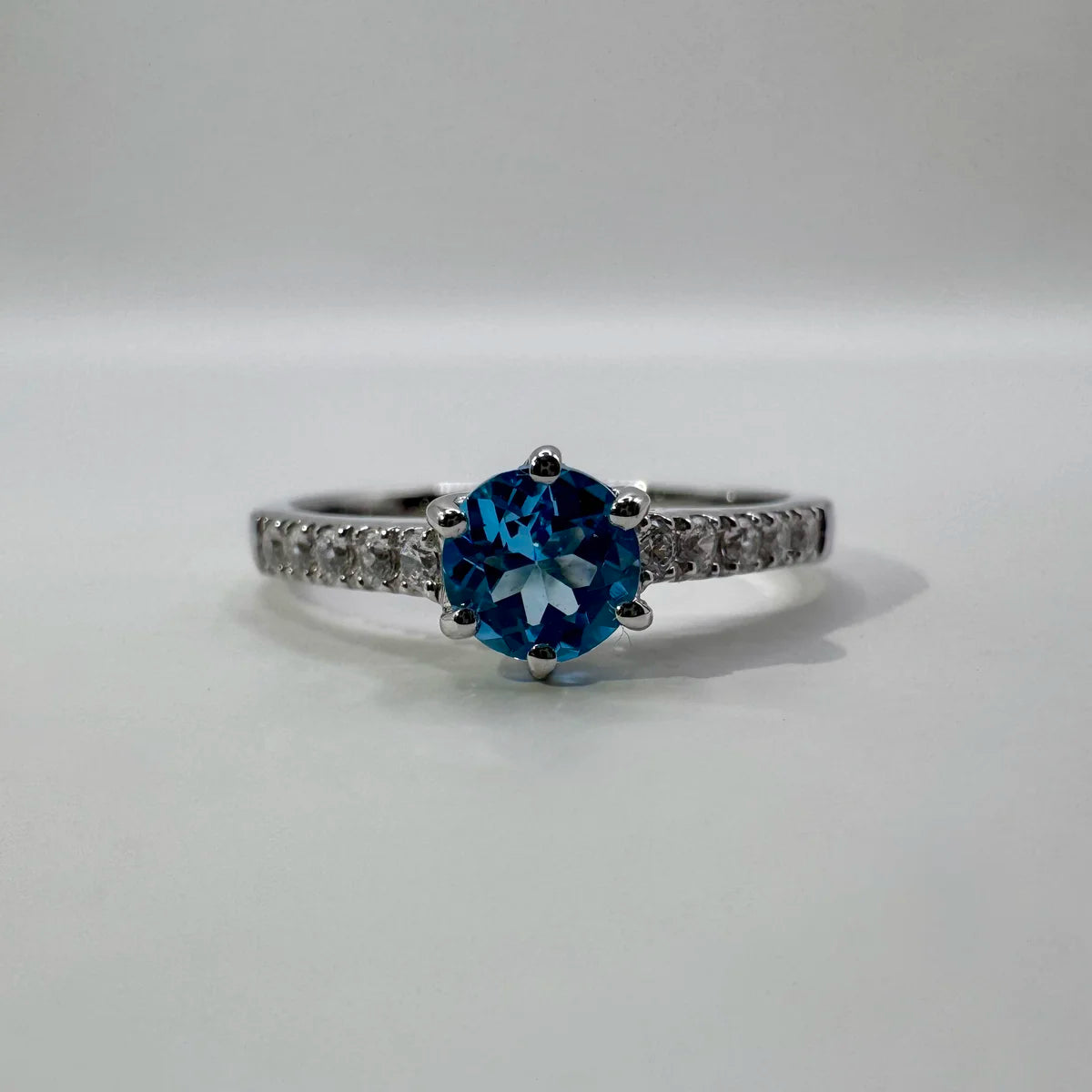 Bague solitaire Topaze bleue scintillante, argent rhodié, collection lumière Séléne Céleste.