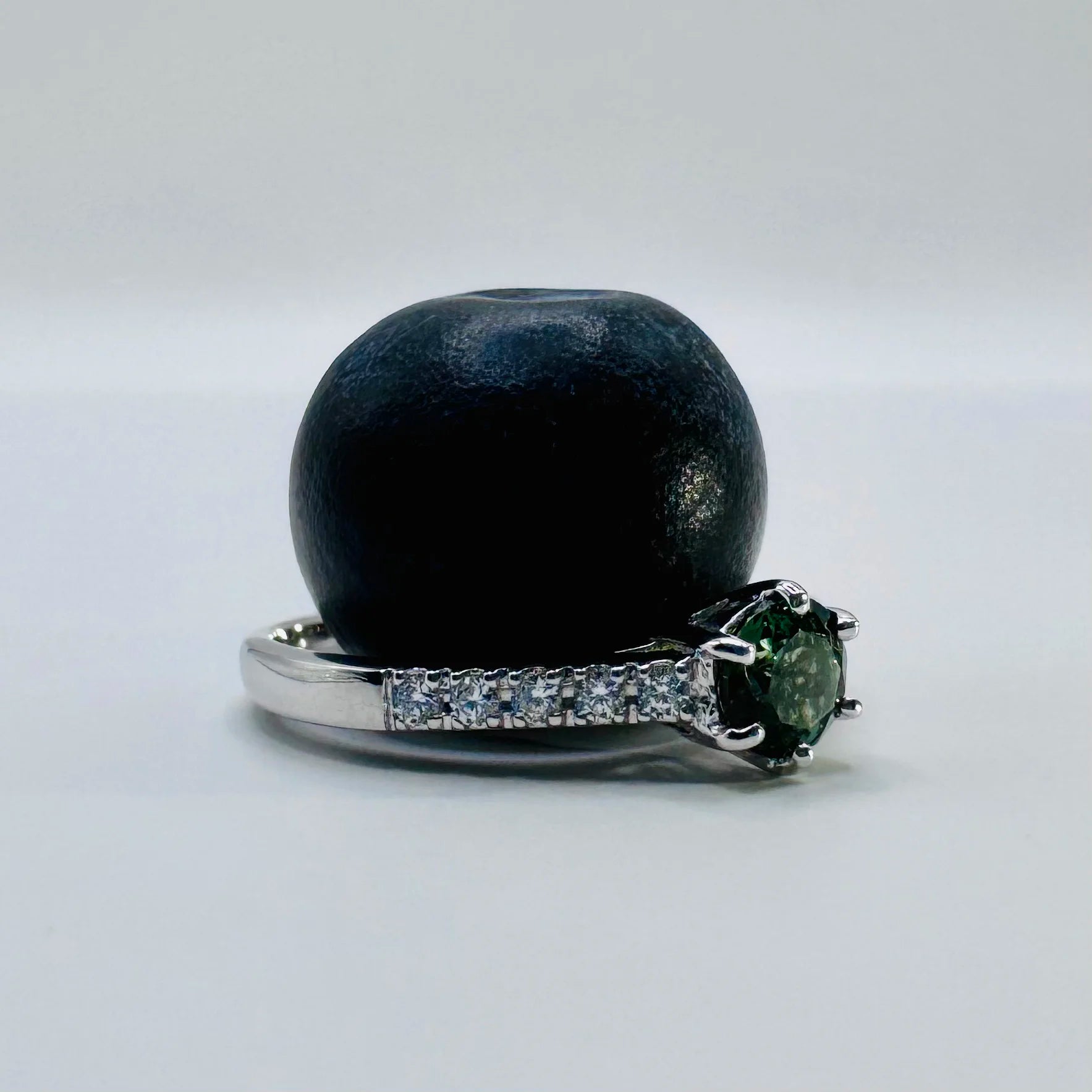 Bague solitaire de protection en Tourmaline verte, vertus d'ouverture du cœur et de sérénité.