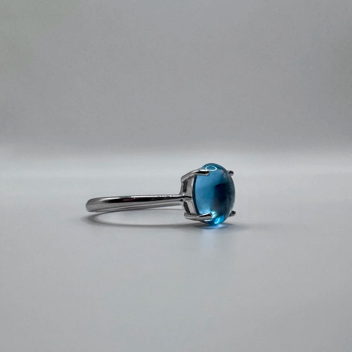 Bague en topaze véritable sertie griffe sur argent massif, couleur bleu ciel lumineux.