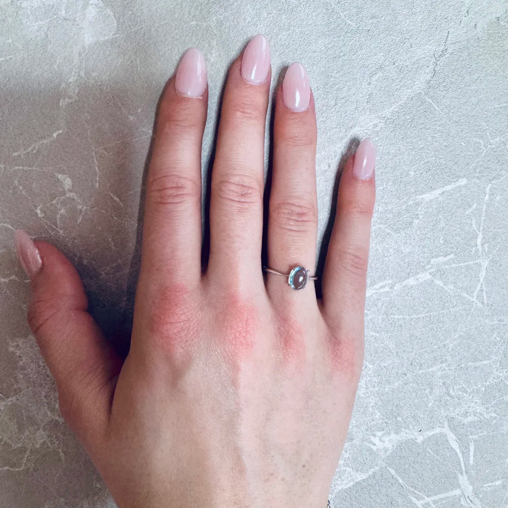 Bague cabochon topaze bleue portée à la main, bijou en pierre naturelle et argent massif.