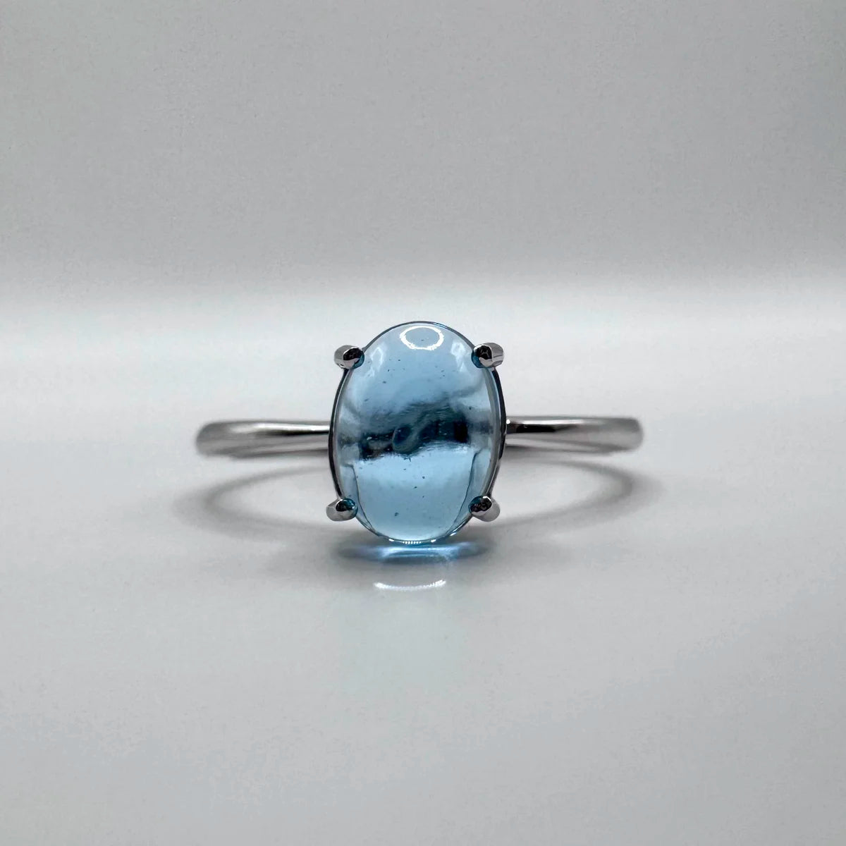 Bague topaze bleue naturelle Aura Céleste, taille cabochon ovale sur monture argent 925.