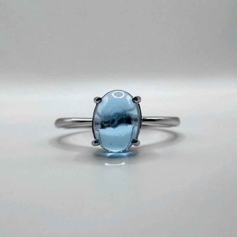Bague topaze bleue naturelle Aura Céleste, taille cabochon ovale sur monture argent 925.