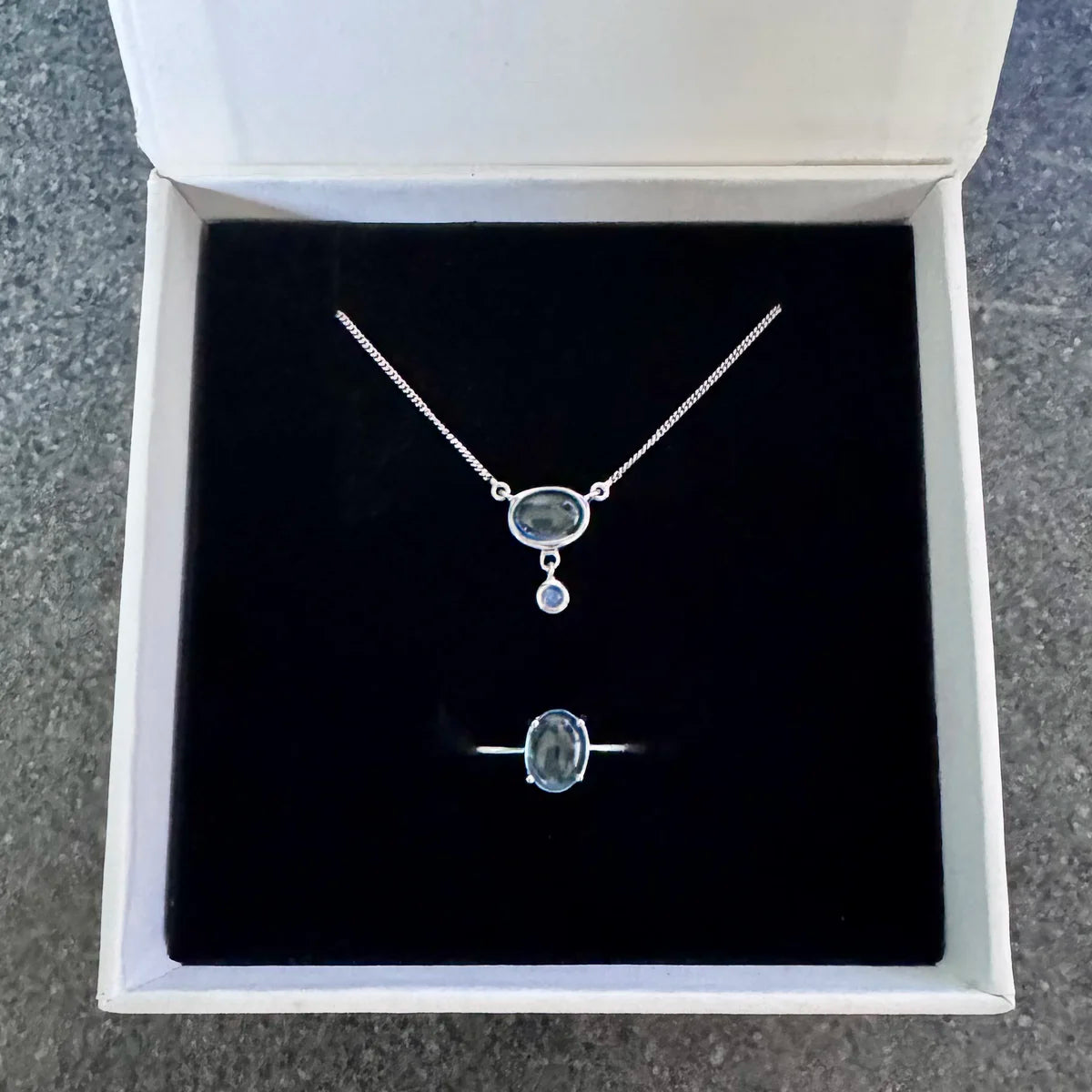 bague topaze et collier topaze présentés dans l'écrin Séléne Céleste! Parure chic et dinstinguée.