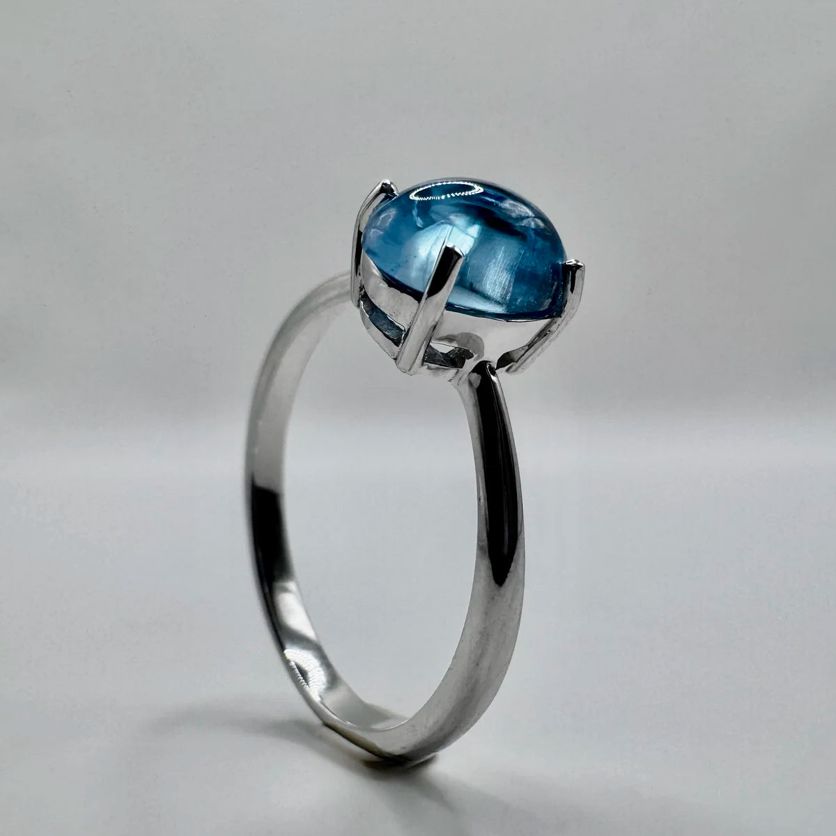 Bague Aura Céleste posée sur un fond blanc ou naturel, bijou lithothérapie communication.