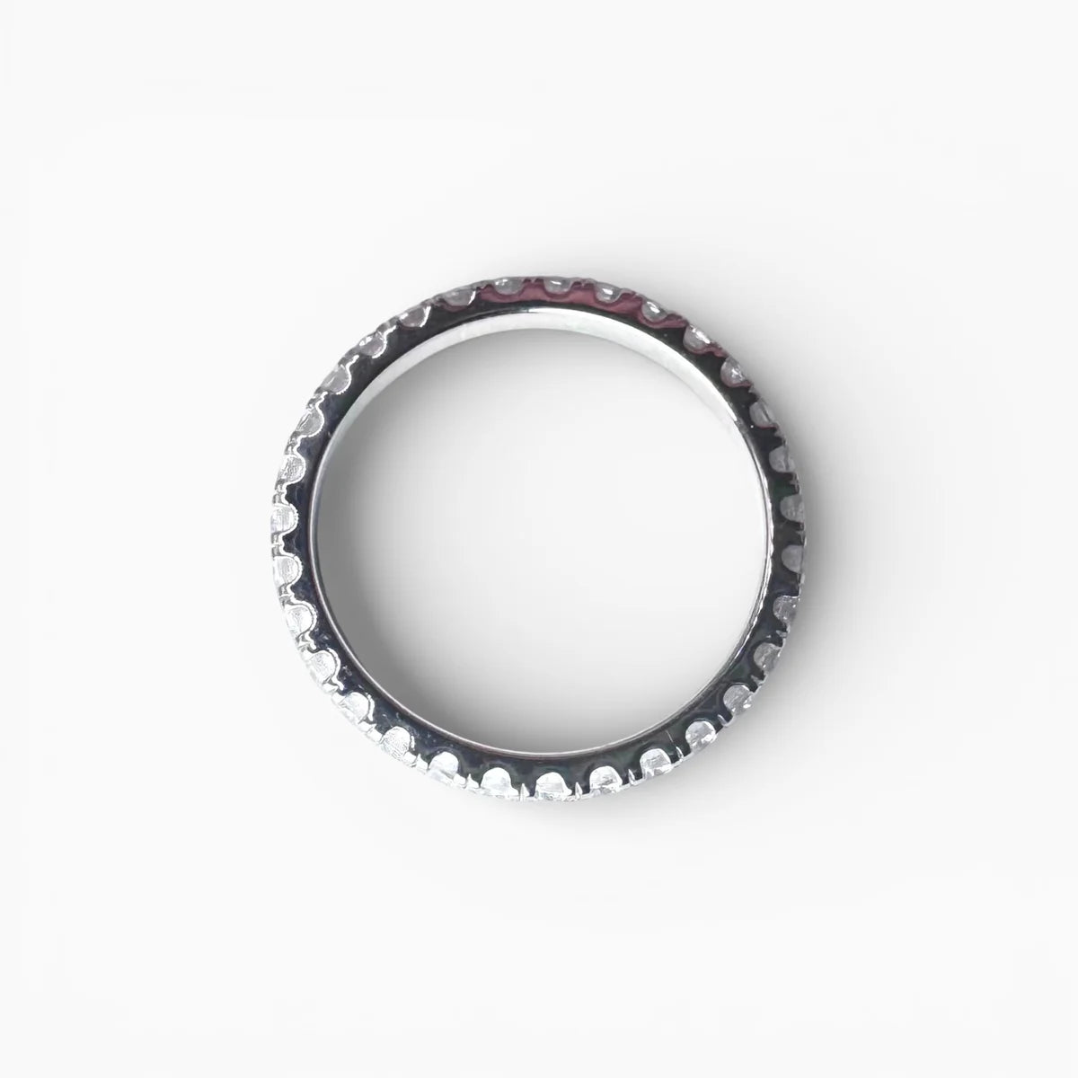 Vue de dessus de l'alliance tour complet. Anneau serti de pierres sur toute la circonférence.