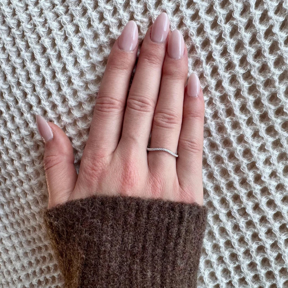 Bague vague du duo portée seul. Polyvalence : stacking ou porté seul.