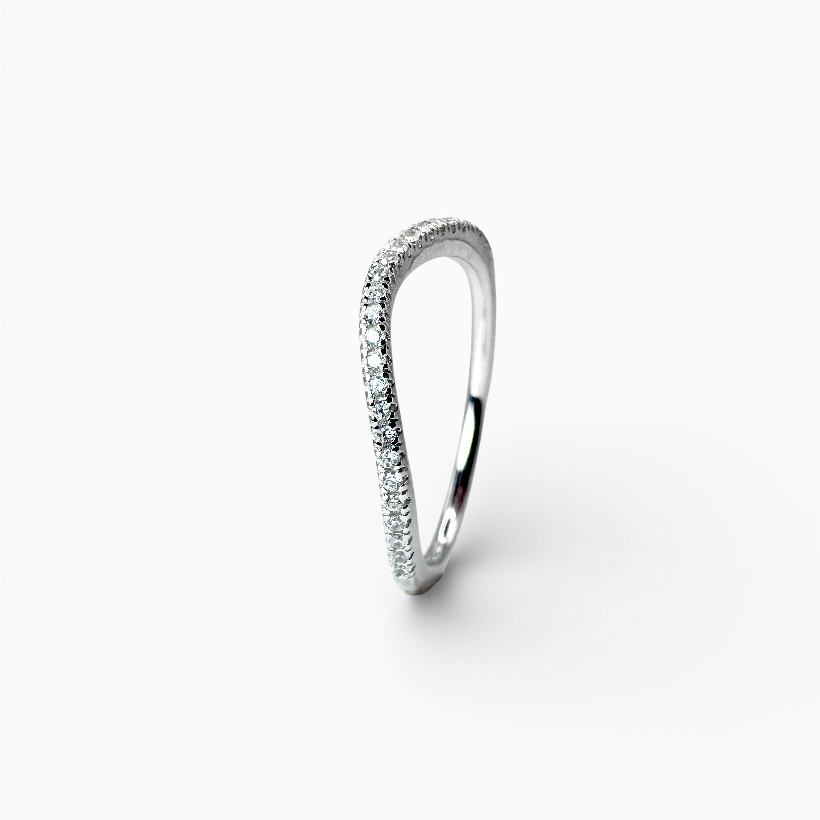 Zoom sur la bague vague du duo solitaire & vague
