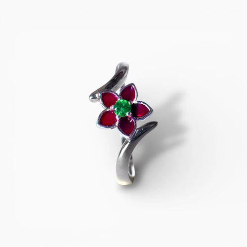 Bague Fleur en Argent et Tourmaline Verte – Éclat Floral, vue principale sur fond blanc