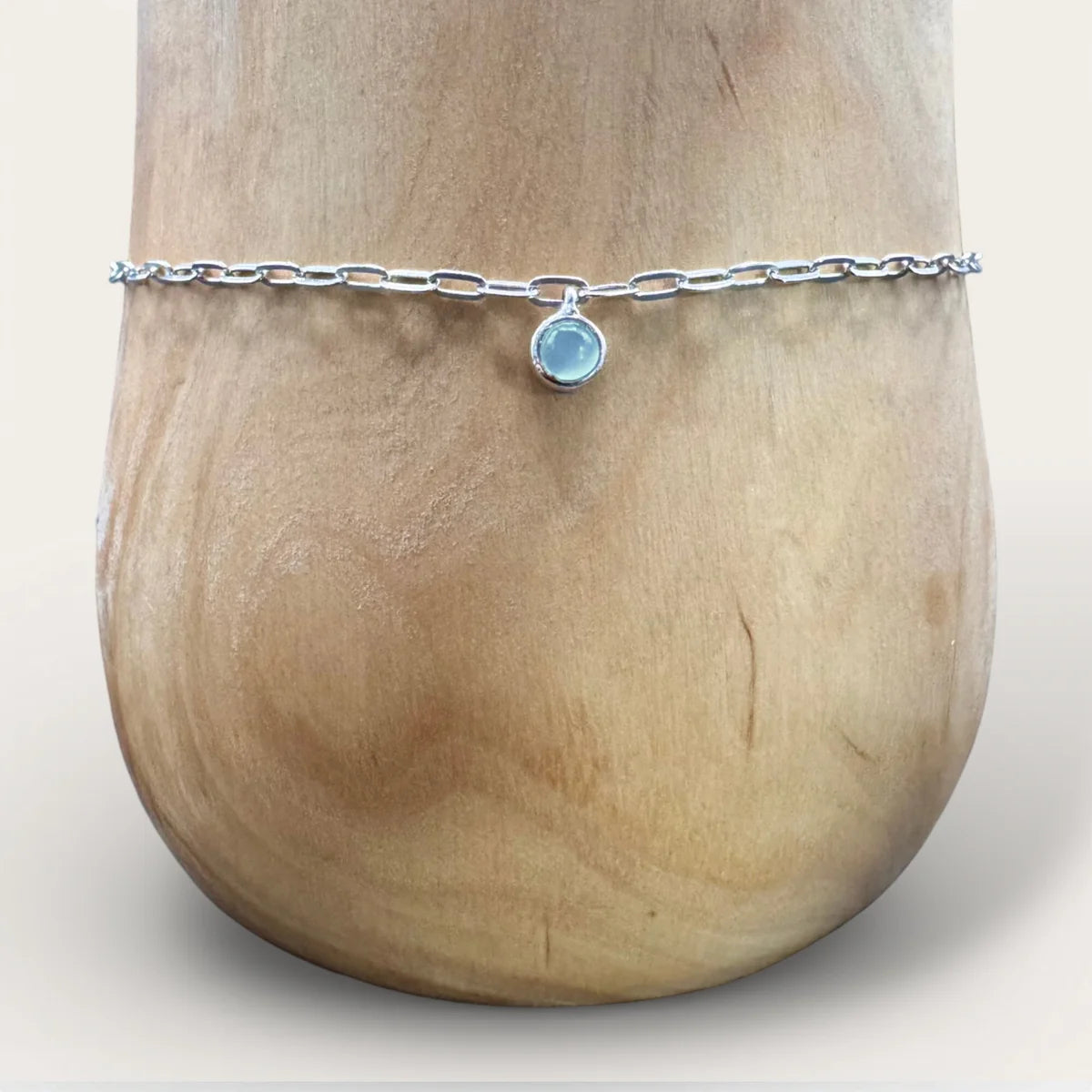 Détail de la mini perle de topaze bleue naturelle sertie sur bracelet argent rhodié.
