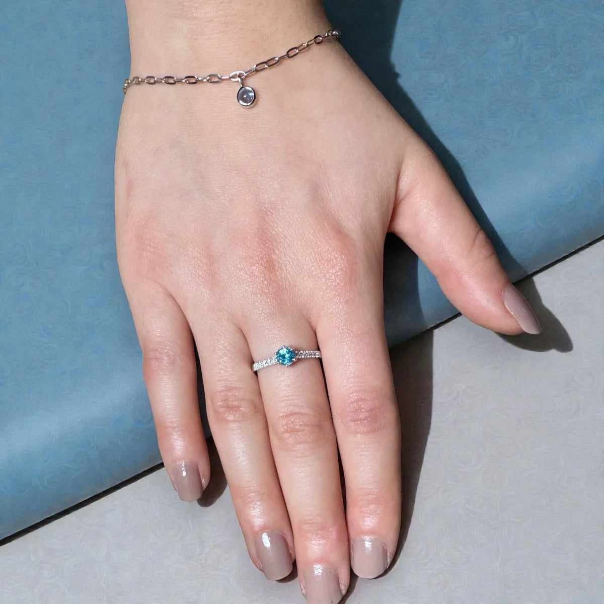 bracelet et bague solitaire en topaze bleue