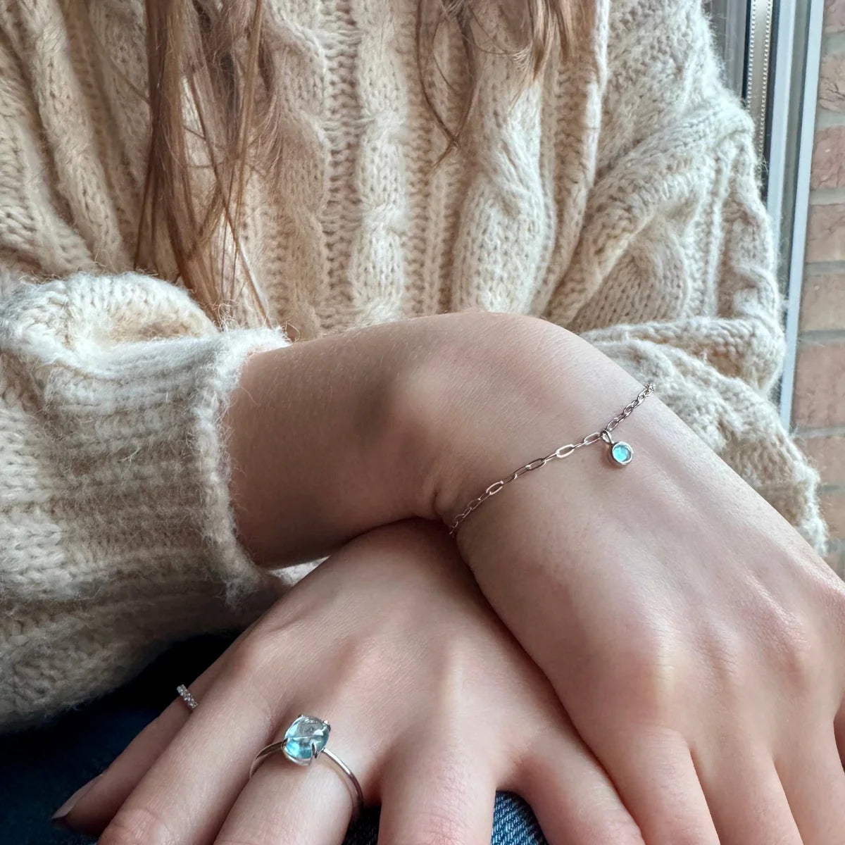 Bracelet argent et topaze bleue modèle Rosée d’Azur par Séléne Céleste accompagné de la bague cabochon topaze bleue