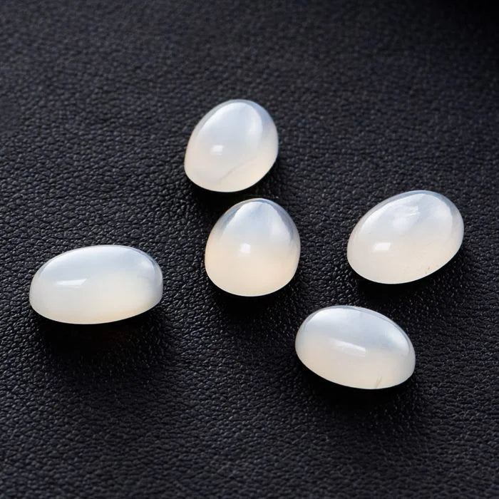 Pierre de lune blanche naturelle taillée en cabochon, symbole d'intuition et de féminité.
