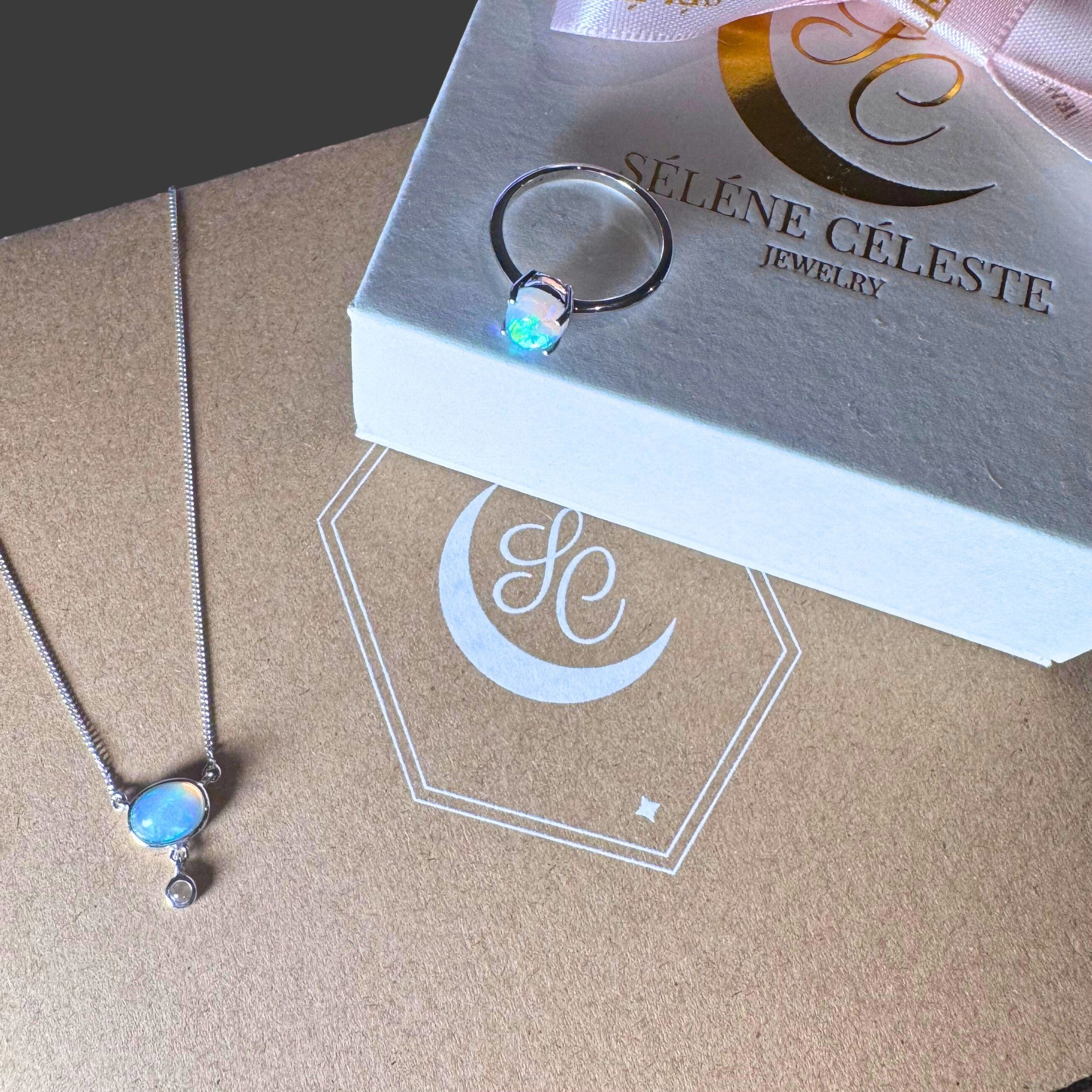 Parure Opale Naturelle & Argent – Duo Lumière Irisée (Collier & Bague)