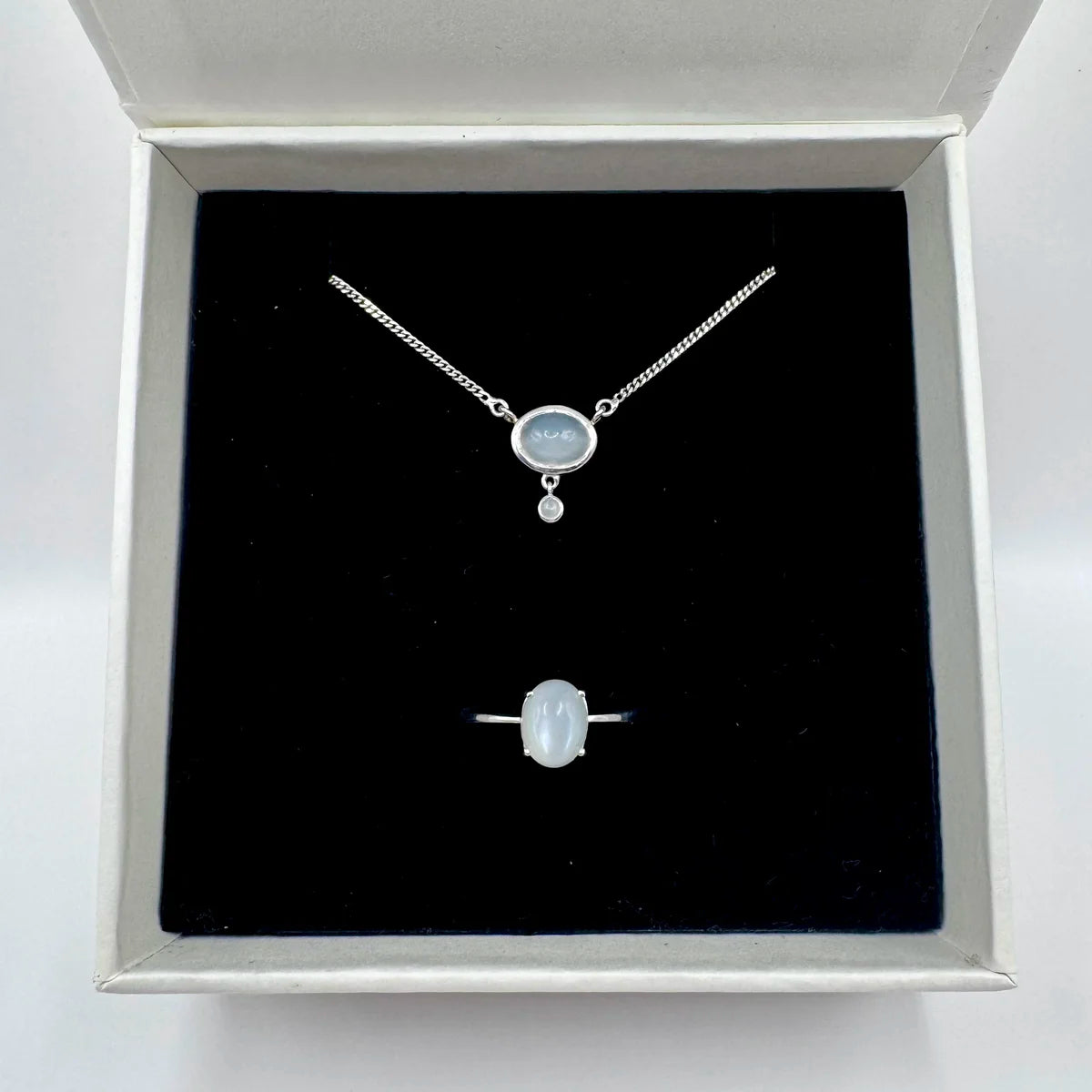 Bijoux pierre de lune posé sur l'écrin Séléne Céleste. Ambiance lithothérapie et magie.