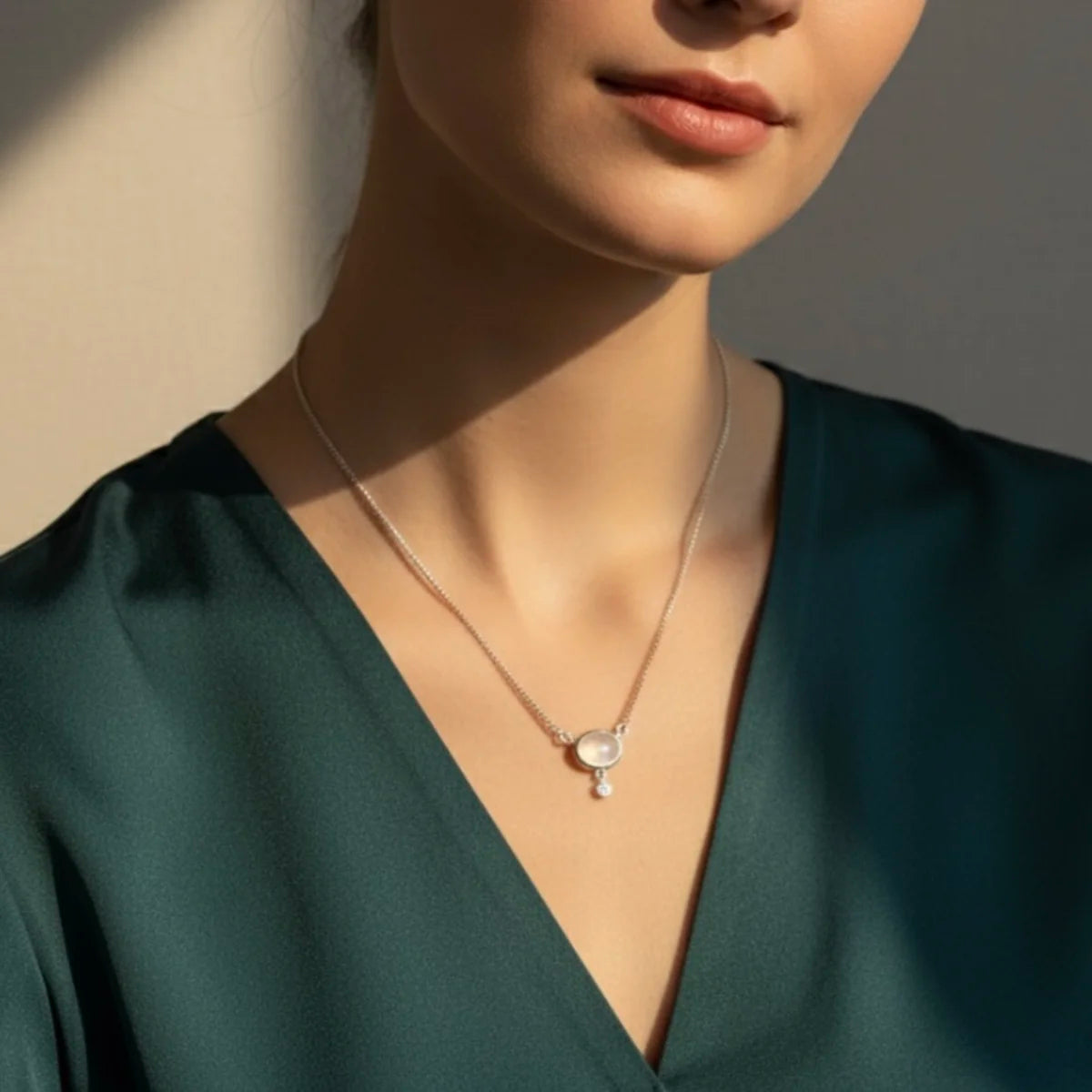 Pendentif pierre de lune véritable porté au cou, bijou poétique et spirituel.