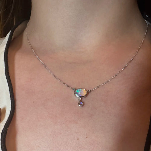 Collier en opale porté au cou, bijou lithothérapie irisé et spirituel.