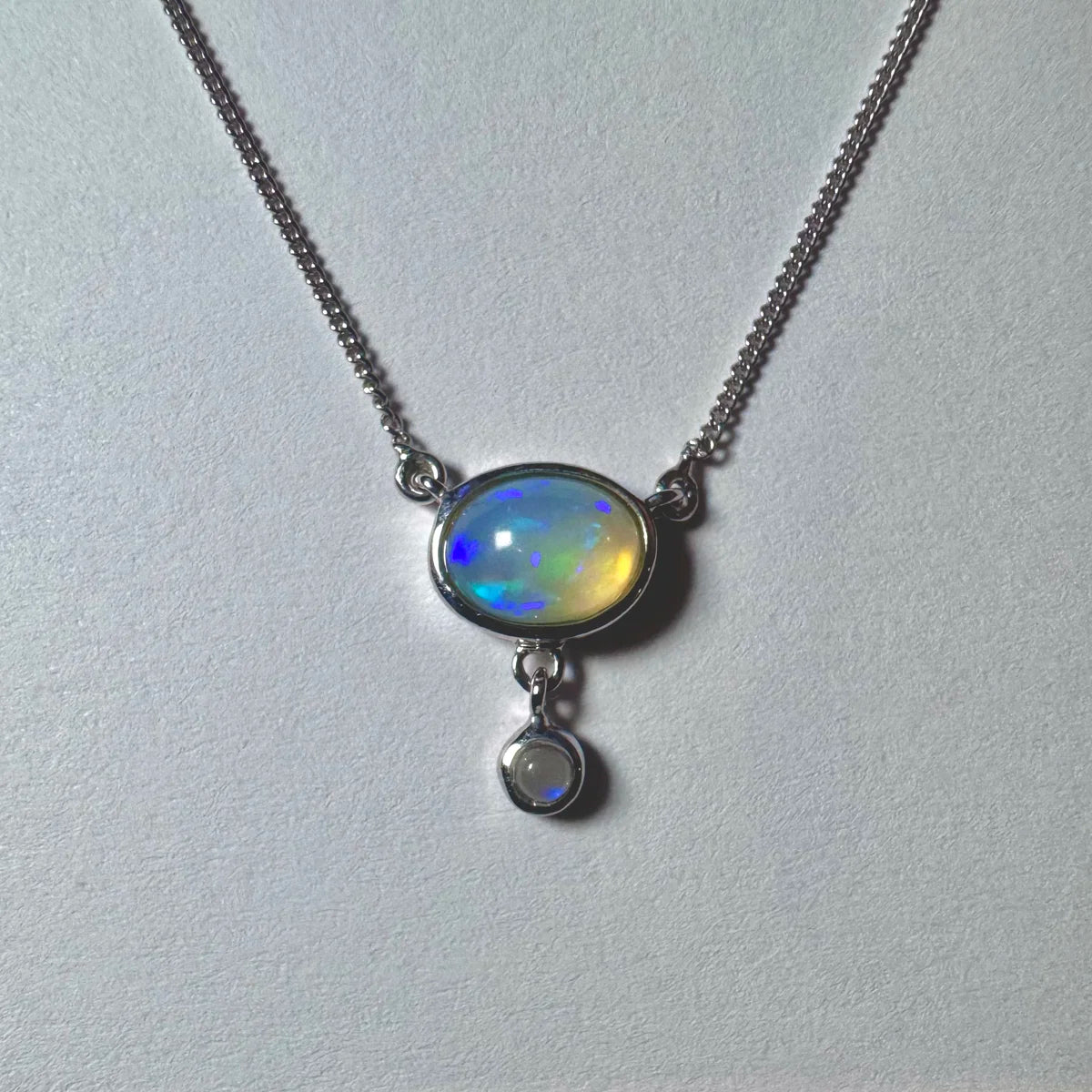 Collier opale argent 925 Sillage Lunaire, pendentif vertical avec pierre de lune arc-en-ciel.