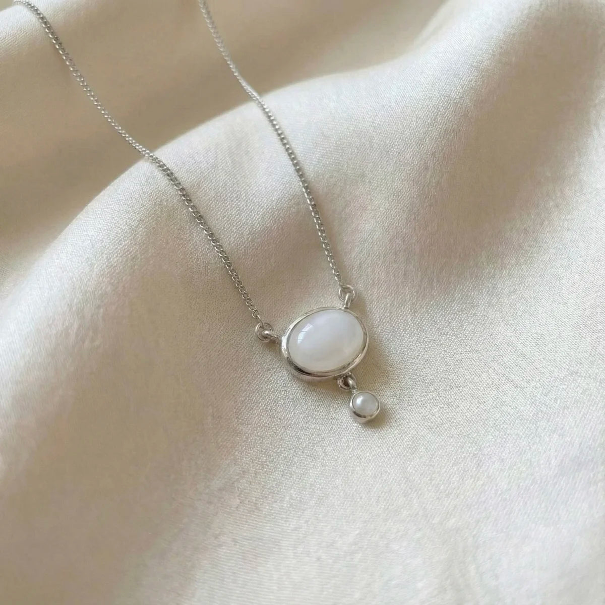 Collier argent et pierre de lune Séléne Céleste, design élégant, collier présenté sur soie