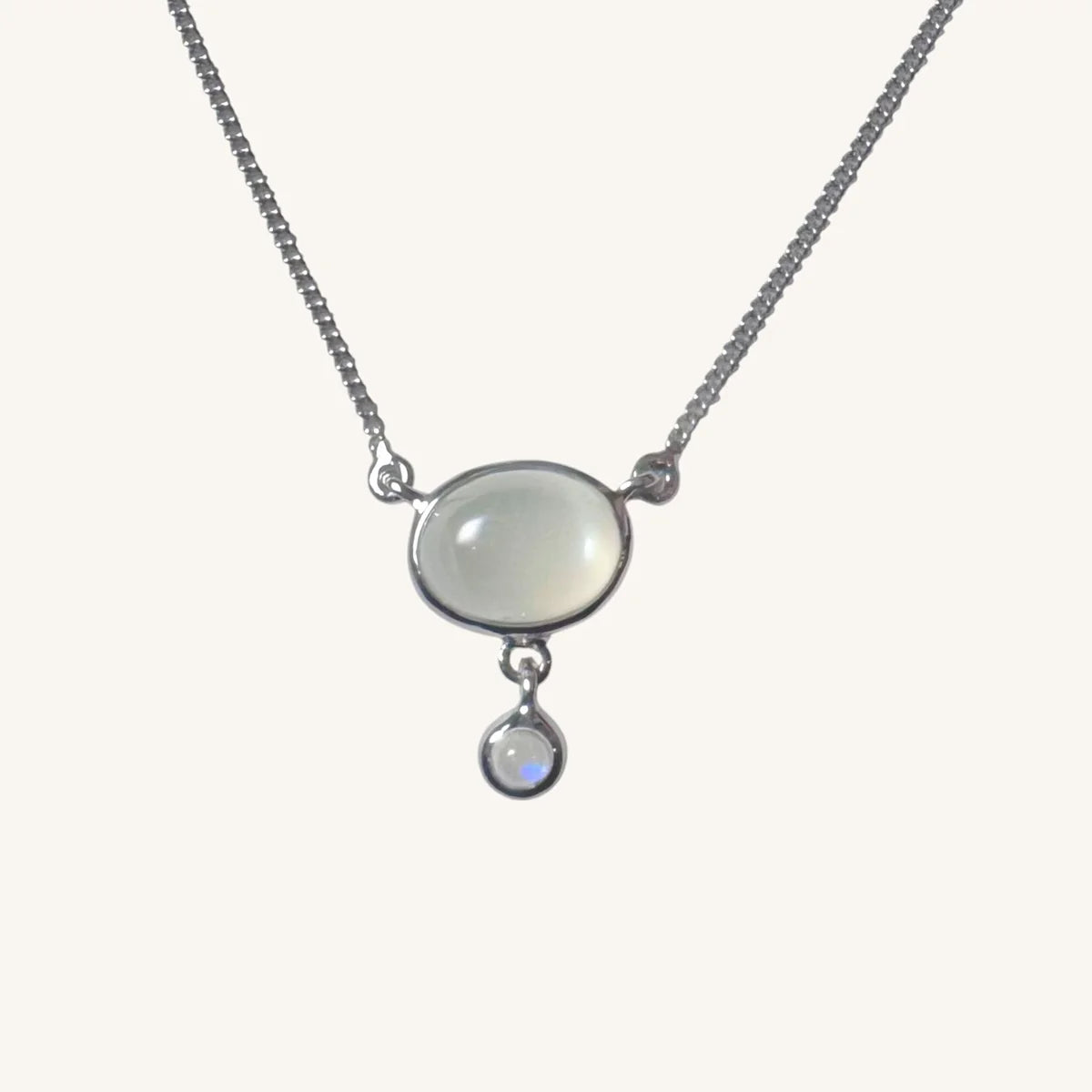 collier cabochon pierre de lune ! Intuition et féminité près du coeur !