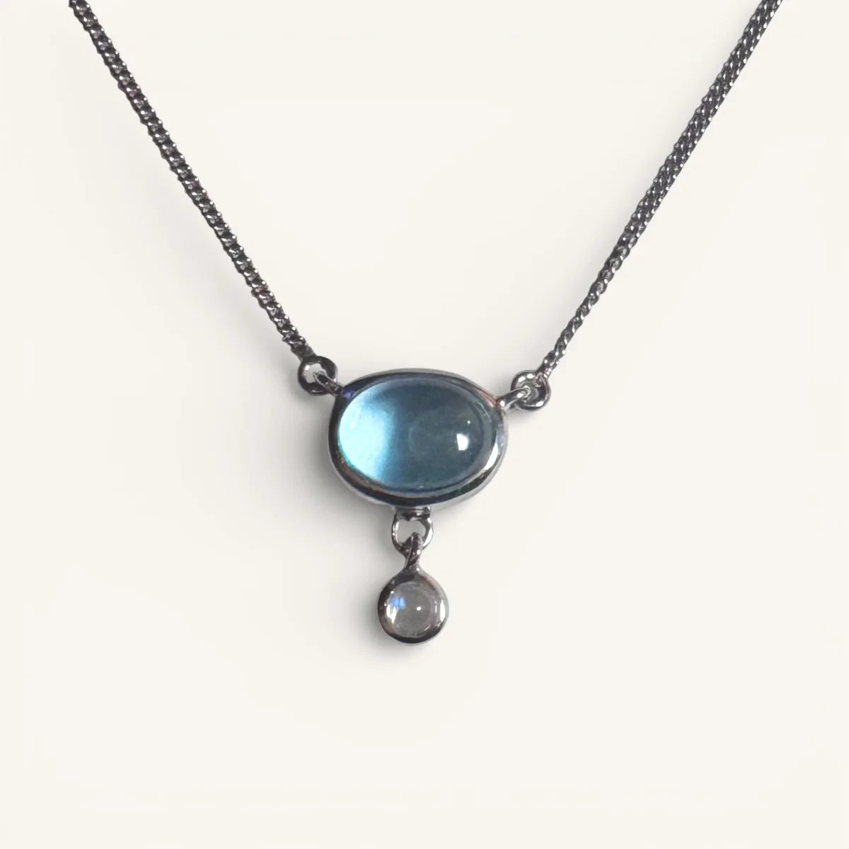 Collier topaze bleue argent 925 Sillage Lunaire, pendentif vertical avec perle de lune.