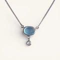 Collier topaze bleue argent 925 Sillage Lunaire, pendentif vertical avec perle de lune.