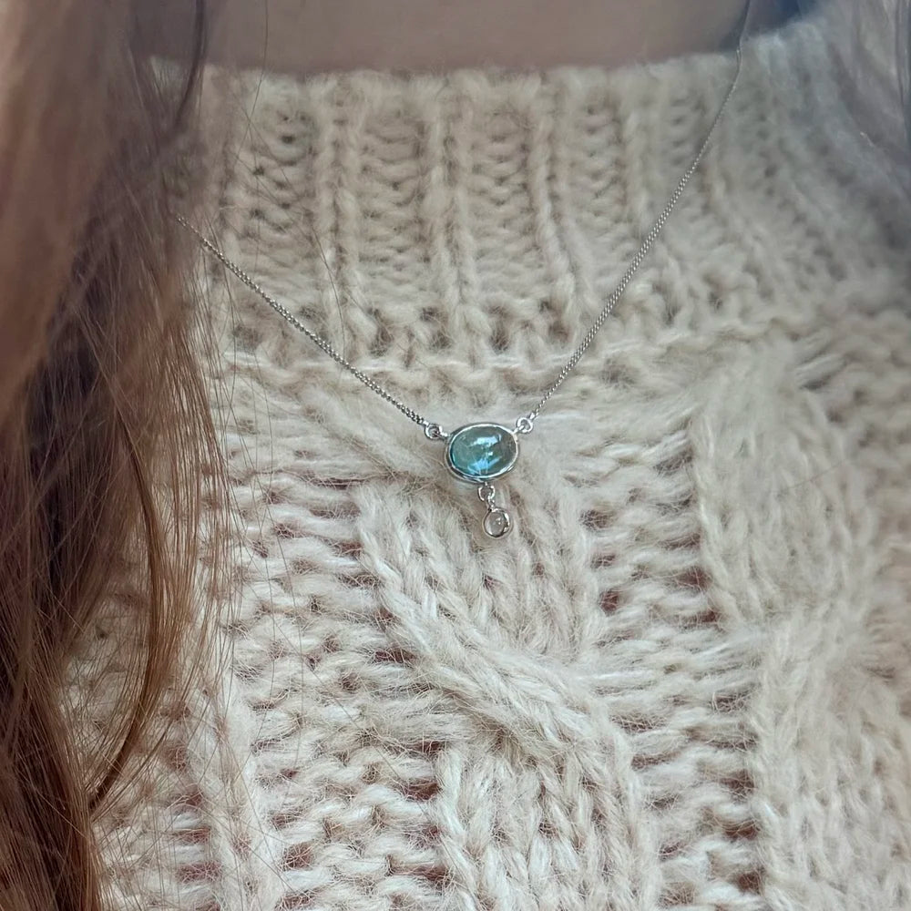 Zoom sur collier en topaze porté au cou, bijou argent 925 lithothérapie.