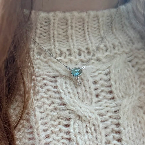 Zoom sur collier en topaze porté au cou, bijou argent 925 lithothérapie.