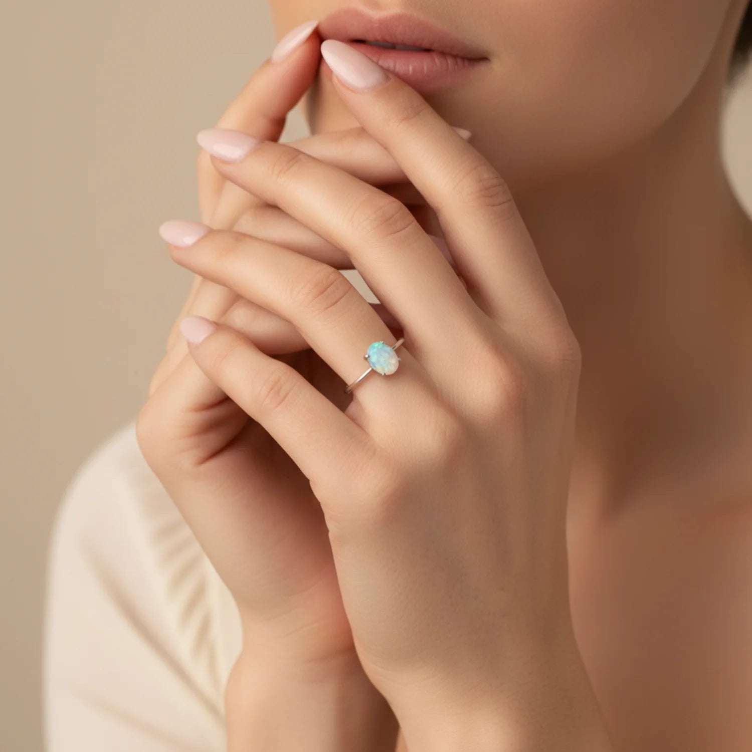 Mannequin féminin portant une jolie bague en argent 925 et opale d'éthiopie.