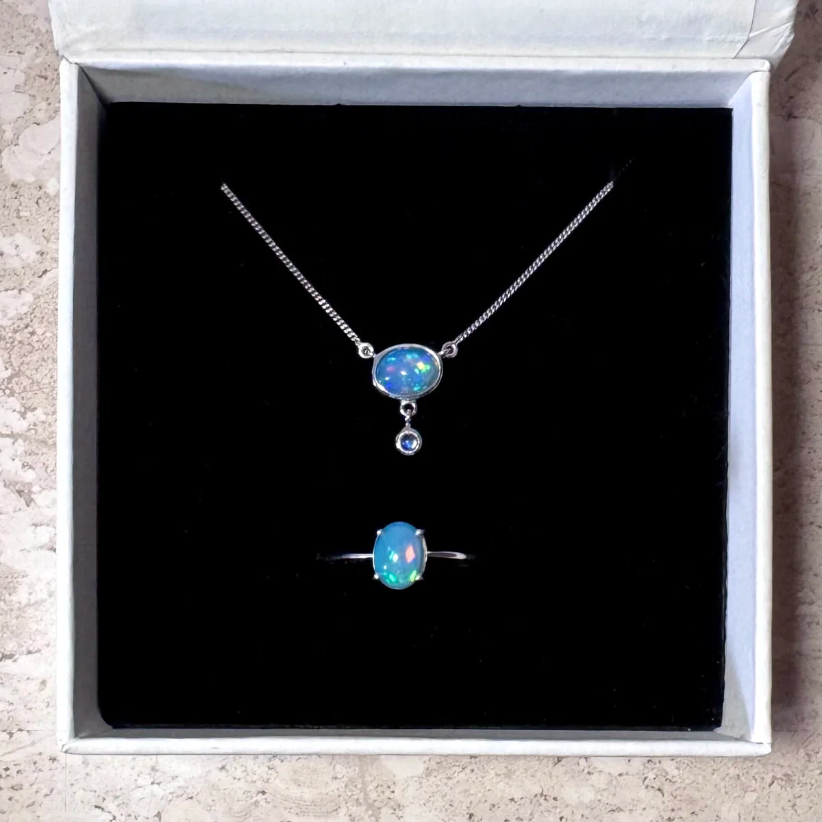 collier opale et argent accompagné de la bague opale dans leur écrin Séléne Céleste