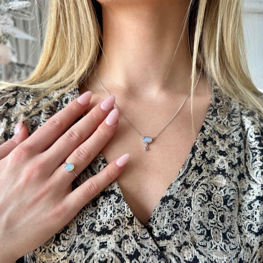 Parure complète bijoux femme portée : collier et bague en opale naturelle et argent. Duo lumineux Séléne Céleste.