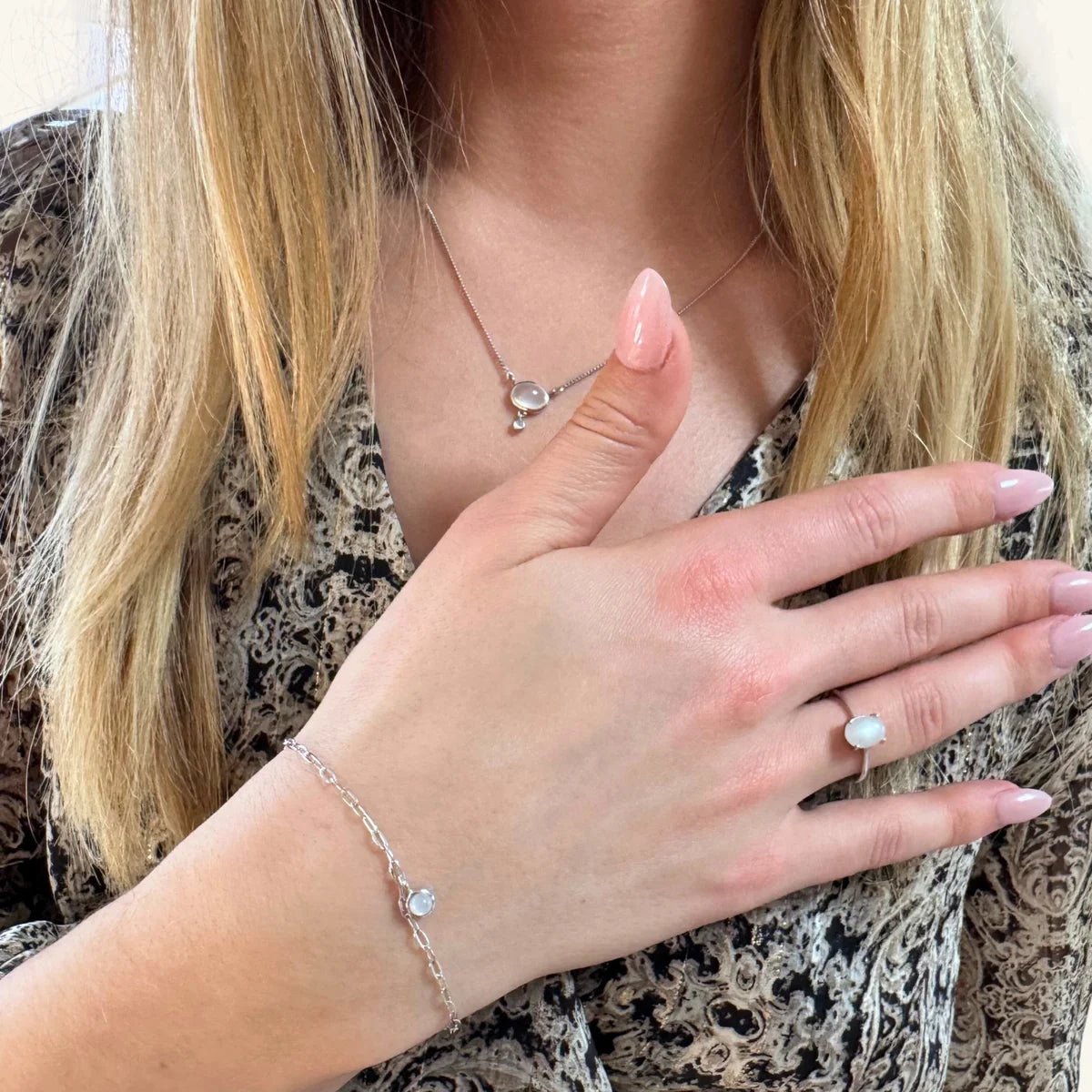 La parure pierre de lune portée. Cadeau idéale pour femme moderne.