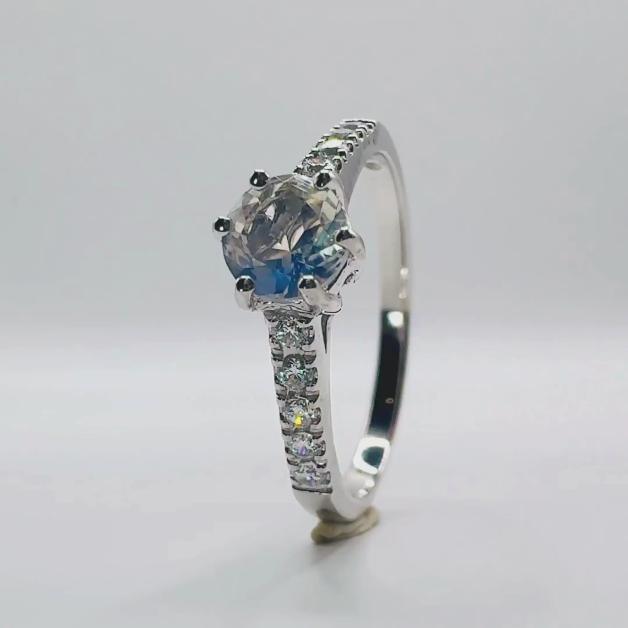 Vidéo présentation de la bague pierre de lune arc-en-ciel argent rhodié scintillant à la lumière