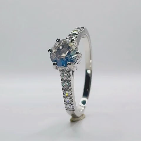 Vidéo présentation de la bague pierre de lune arc-en-ciel argent rhodié scintillant à la lumière