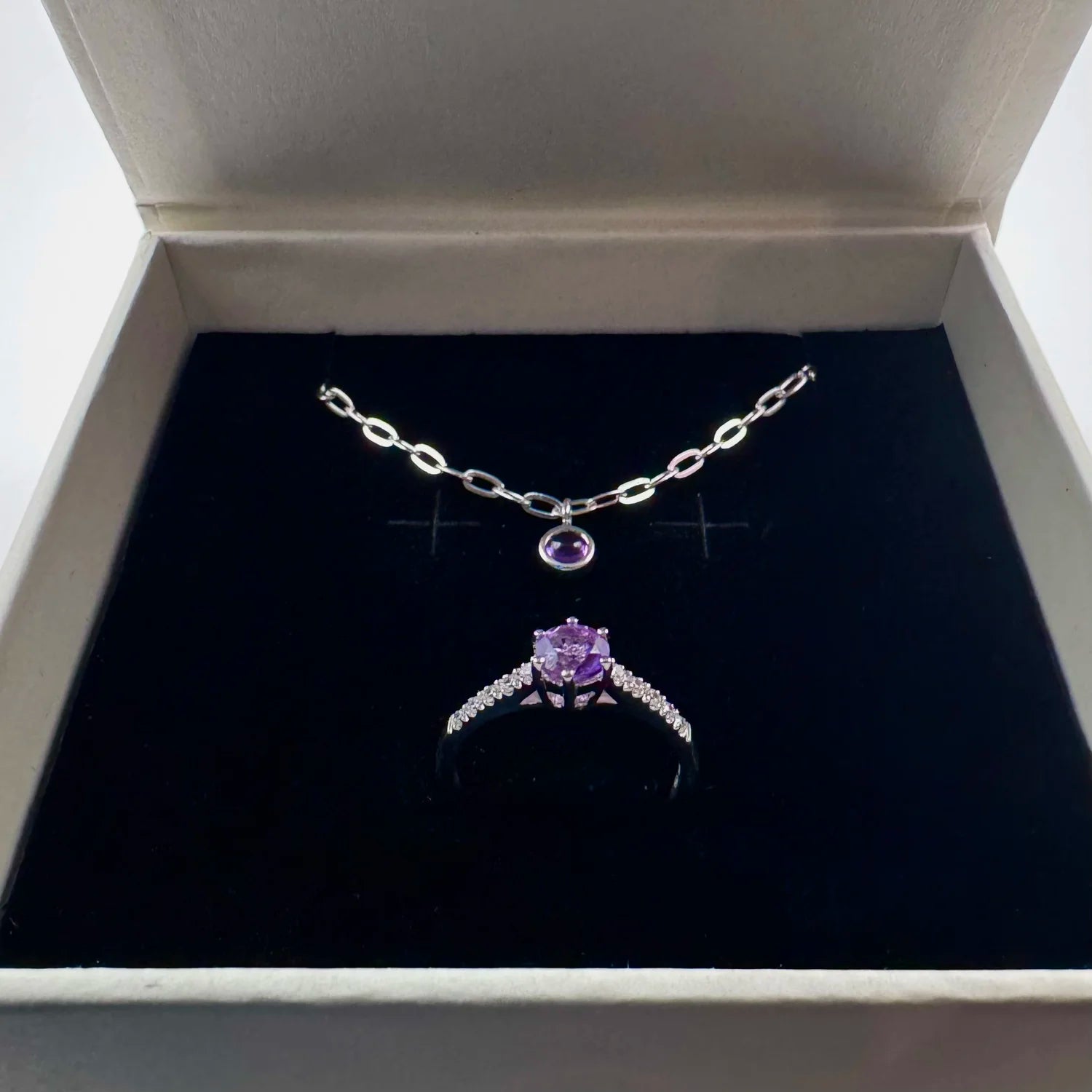 Solitaire amethyste accompagné du bracelet amethyste dans leur écrin Séléne Céleste