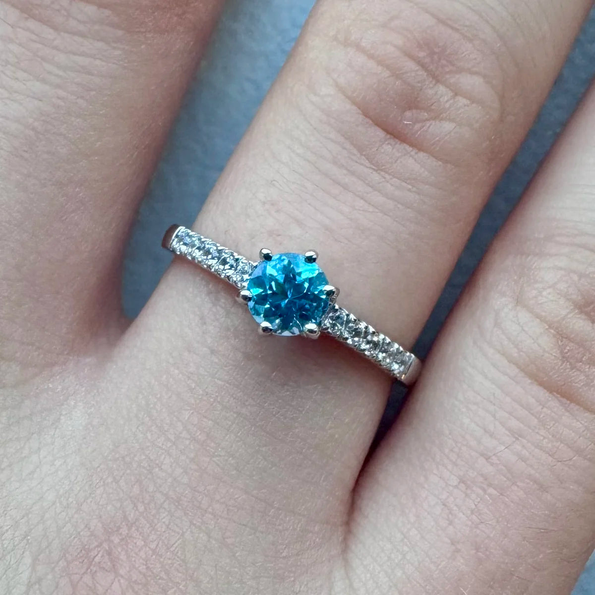 Macro sur la pureté cristalline d'une Topaze bleue montée en bague solitaire.