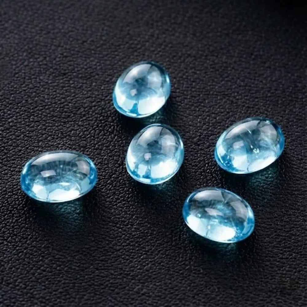 Détail des pierres de cabochon topaze bleue, pour collier Sillage Lunaire