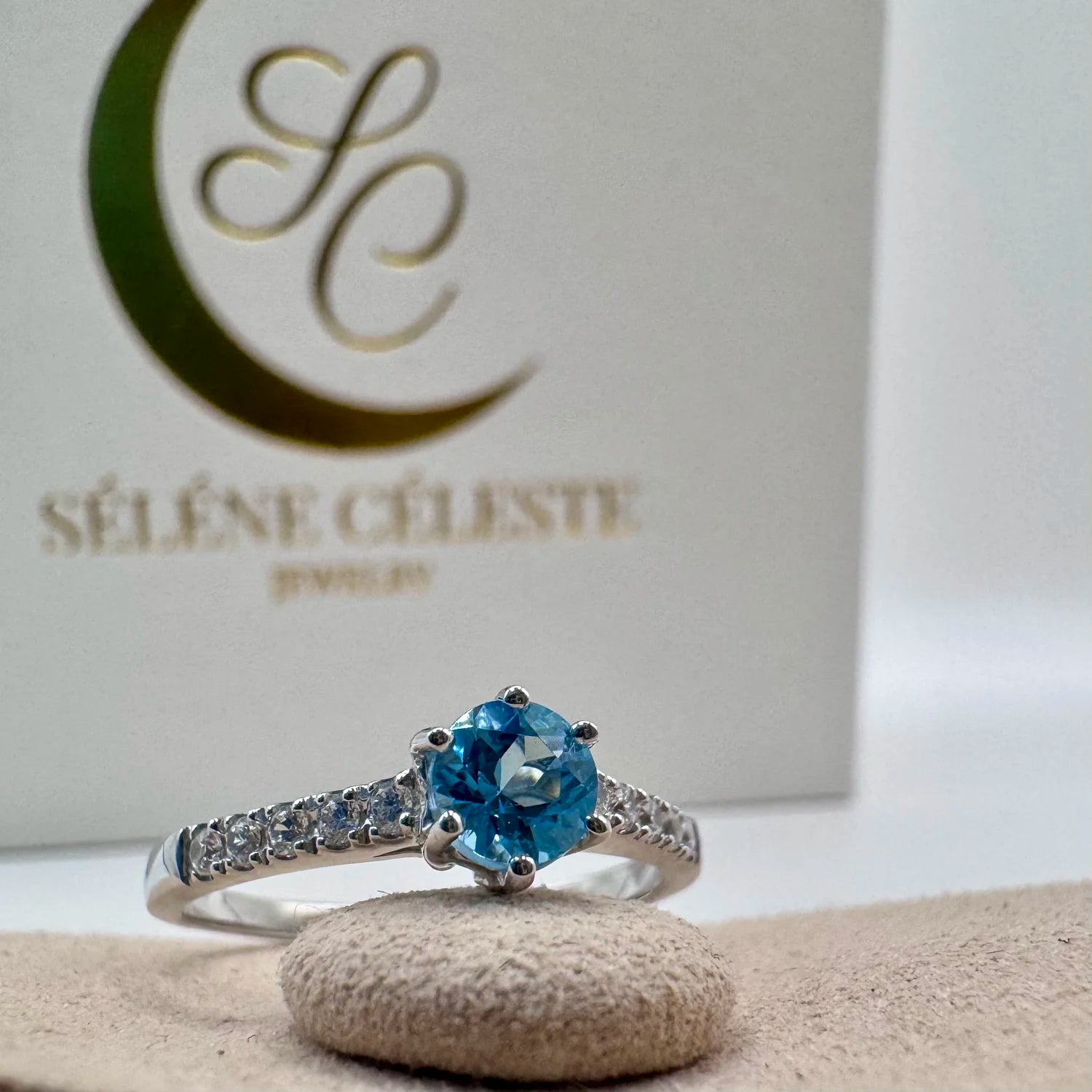 Bague solitaire fine argent et Topaze prête à offrir avec sa boîte Séléne Céleste.