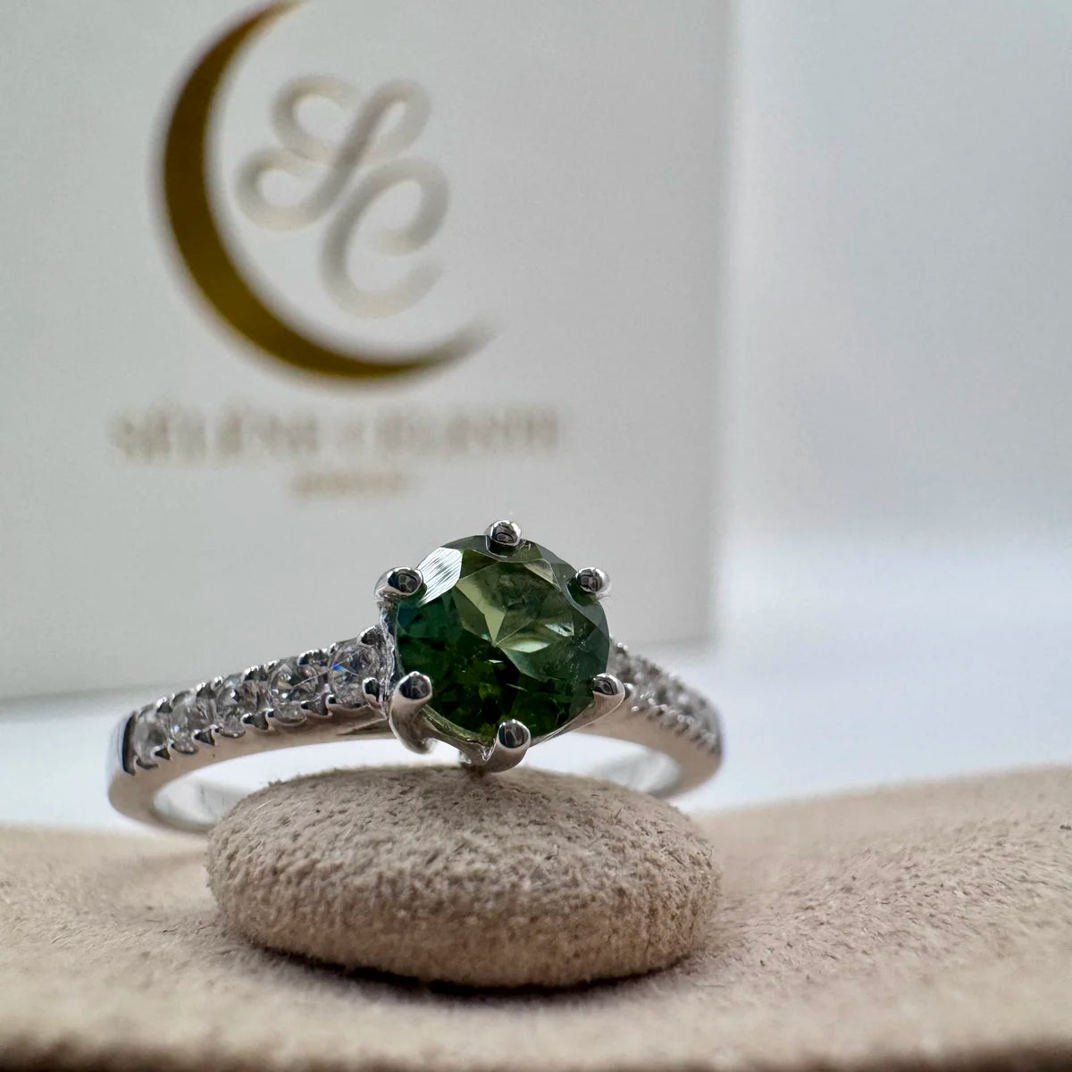 Bague solitaire en argent et Tourmaline devant écrin Séléne Céleste