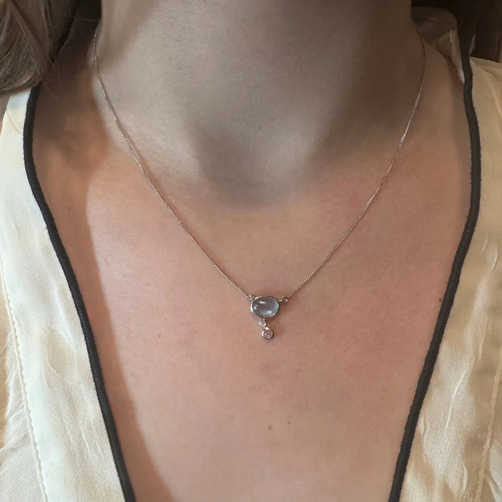 Collier en topaze bleue naturelle porté au décolleté, éclat azuré